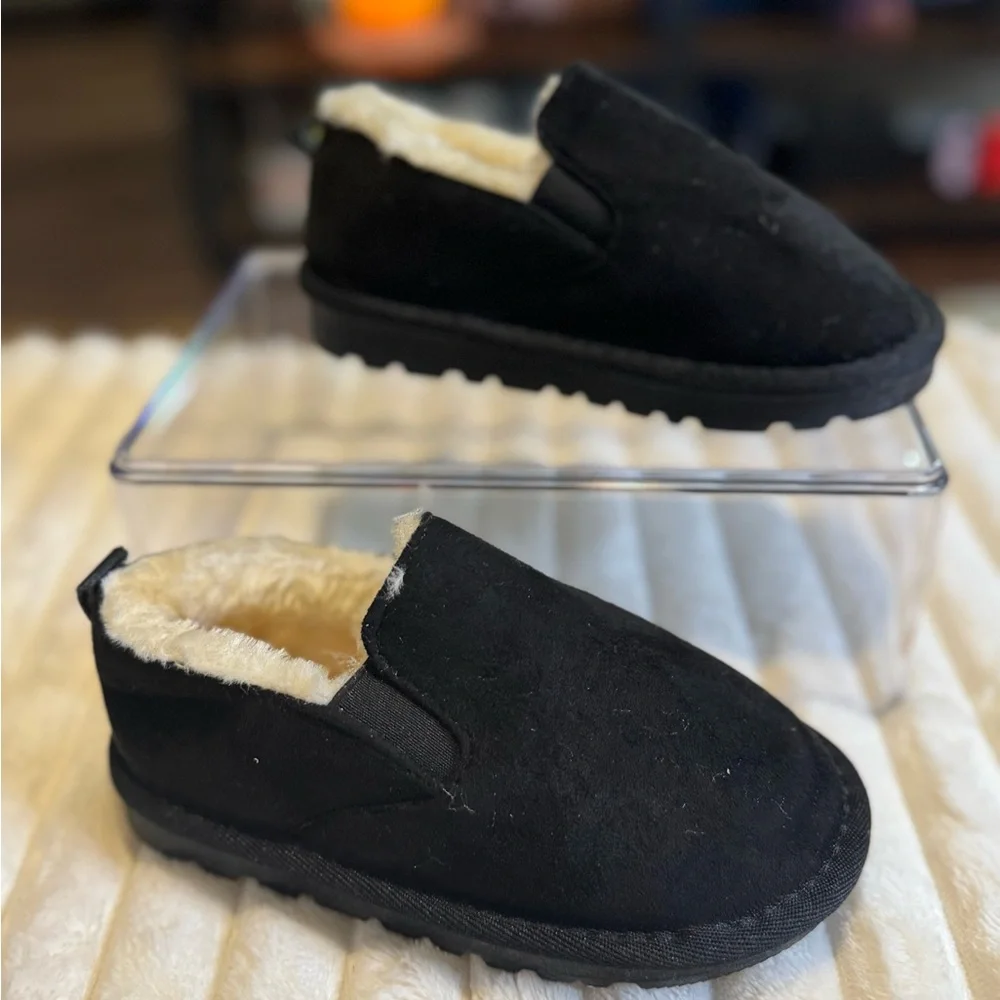 2 pairs little kids indoor/ outdoor slippers size 1